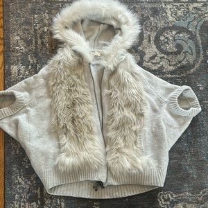 Short sleeve sweater with hood and fur